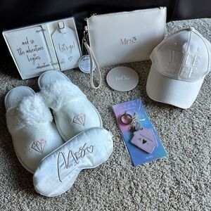 NWT SUPER HOT AND STYLISH Bridal Gift Set with Accessories